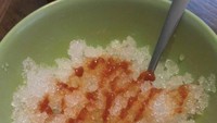 Netizen yang satu ini tengah kelaparan, tapi ia tidak bisa menemukan makanan di rumahnya. Akhirnya ia memilih memakan es serut dengan saus pedas. Foto: Istimewa