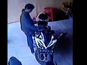 Aksi Pencurian Motor Sport di Indekos di Bekasi Terekam CCTV