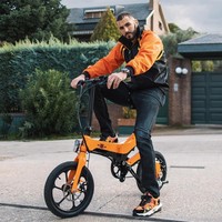 Bergaya mempromosikan sebuah merek sepeda, Karim Benzema terlihat memakai busana yang warnanya matching dengan alat transportasinya. Dia memakai jaket berwarna oranye - hitam dari brand Gucci dan sneakers oranye keluaran Valentino. (Foto: Instagram)