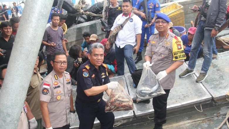 Sempat Dihadang, Polri Tangkap 2 Kapal Vietnam yang Curi Ikan di Natuna Sempat Dihadang, Polri Tangkap 2 Kapal Vietnam yang Curi Ikan di Natuna