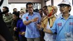 Kunjungi Relawan di Penjaringan, Sandiaga Diserbu Emak-emak