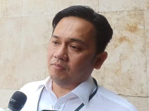 Farhat Abbas ke Hotman Paris: Daripada Ngaku Hilang HP Mending Minta Maaf