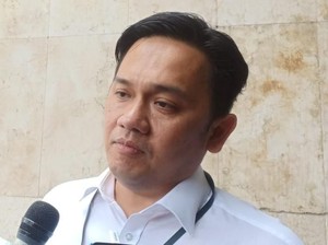 Seumur Jagung Farhat Abbas Jadi Pengacara Hasnaeni Wanita Emas