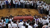 Orang-orang membawa peti mati selama misa untuk para korban, dua hari setelah serangkaian serangan bom bunuh diri di gereja-gereja dan hotel-hotel mewah di seluruh pulau pada hari Minggu Paskah, di Negombo, Sri Lanka 23 April 2019. Foto: REUTERS/Thomas Peter