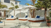 Pindah ke California di Amerika serikat, ada Hotel Joaquin di Laguna Beach. Hotel ini berhasil memukau juri karena disebut sangat bernuansa California (Hotel Joaquin)