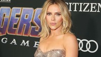 Selain karena penampilannya yang cantik menawan, ia juga terlihat mengenakan aksesoris berupa batu permata layaknya infinity stone di tangannya itu. Jesse Grant/Getty Images for Disney
