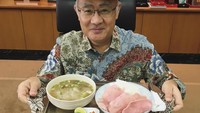 Setiap harinya Masafumi selalu makan siang dengan menu yang berbeda. Soto Padang dengan nasi putih, dan kerupuk renyah jadi salah satu menu makan siang yang disukainya. Foto: Instagram @jpnambsindonesia
