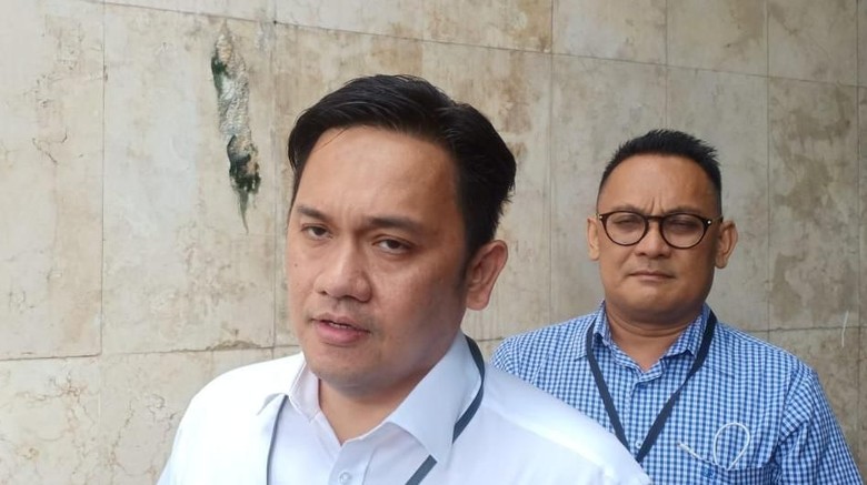 Farhat Abbas Ngaku Sudah Izin Bawa HP Saat Besuk Galih Ginanjar di Rutan Farhat Abbas Ngaku Sudah Izin Bawa HP Saat Besuk Galih Ginanjar di Rutan