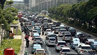 Tiga minggu sudah MRT Jakarta rute Lebak Bulus-Bundaran HI beroperasi secara komersial, meski begitu perbedaannya masih belum terlalu signifikan karena masyarakat dan pekerja di sekitar sana belum secara penuh bisa meninggalkan kendaraan pribadinya.