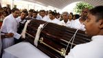 Iring-iringan Peti Jenazah di Pemakaman Korban Bom Paskah Sri Lanka
