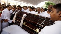 Orang-orang membawa peti mati selama misa untuk para korban, dua hari setelah serangkaian serangan bom bunuh diri di gereja-gereja dan hotel-hotel mewah di seluruh pulau. Foto: REUTERS/Thomas Peter