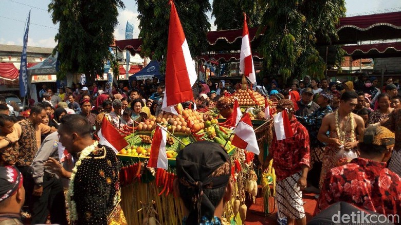 Meriahnya Warga Berebut Gunungan Garebek Pasar di Semarang Meriahnya Warga Berebut Gunungan Garebek Pasar di Semarang
