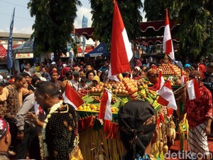 Meriahnya Warga Berebut Gunungan Garebek Pasar di Semarang