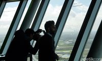 Traveler menikmati pemandangan (Wahyu Setyo/detikcom)