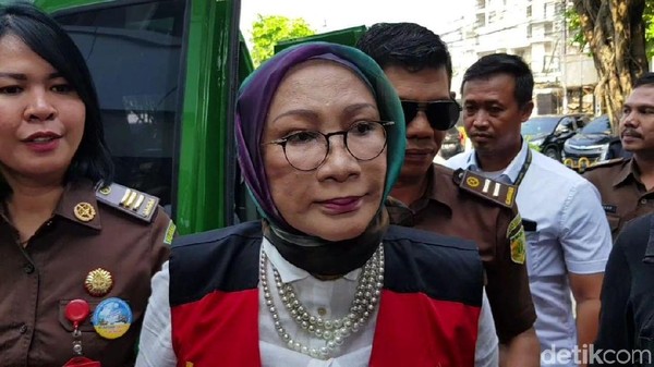 Ratna Anggap Rocky Gerung Hanya Terlibat di Awal, Tak Terkait Sangkaan Ratna Anggap Rocky Gerung Hanya Terlibat di Awal, Tak Terkait Sangkaan