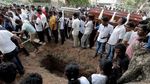 Iring-iringan Peti Jenazah di Pemakaman Korban Bom Paskah Sri Lanka