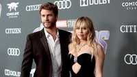 Miley Cyrus dan Liam Hemsworth saat menghadiri acara World Premiere Avengers: Endgame di Los Angeles, Amerika Serikat pada Senin (22/4). Jesse Grant/Getty Images for Disney
