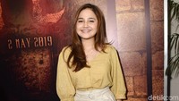Syifa tampil cantik menawan dengan kemeja kuning dan celana krem panjang. Pool/Noel/detikFoto.