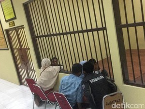 Tangis Warnai Pertemuan Dua Pemutilasi Mayat dalam Koper dengan Keluarga