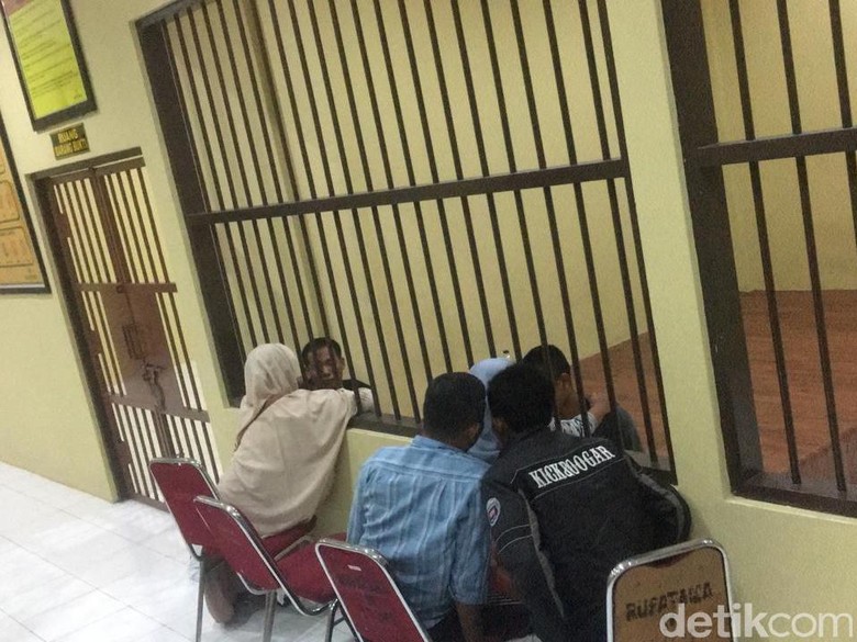 Tangis Warnai Pertemuan Dua Pemutilasi Mayat dalam Koper dengan Keluarga Tangis Warnai Pertemuan Dua Pemutilasi Mayat dalam Koper dengan Keluarga