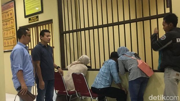 Pertemuan dua pelaku dan keluarga saat di penjara/
