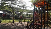 Sejumlah pepohonan yang tumbuh di sekitar RPTRA pun membuat kawasan itu tampak asri dan nyaman untuk bermain anak-anak.