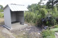 Relawan Bangun Saung untuk Kakek Penghuni Semak Belukar