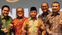 Ketua Umum Kadin Indonesia Rosan Perkasa Roeslani, Aburizal Bakrie, Abdul Latief, Erick Tohir dan Erwin Aksa bergandeng tangan saat acara silahturahmi Merajut Kebersamaan untuk Indonesia Damai di Djakarta Theater, Jakarta (23/4/2019).