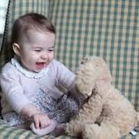 Kate memberi sentuhan yang lebih personal untuk merayakan ulang tahun pertama anak keduanya, Putri Charlotte di 2016. Foto resmi Charlotte di ulang tahun ke-1 itu diambil sendiri oleh Kate Middleton di kediaman mereka di Anmer House, Inggris. Foto: Dok. Kensington Palace