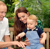 Istana Kensington merilis foto lainnya, saat George kecil yang mengenakan polo shirt dan overall biru, tampak mengamati kupu-kupu di tangan sang ayah. Foto-foto ini diambil beberapa minggu sebelum ia berulang tahun. Foto: Dok. Kensington Palace