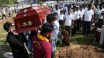 Iring-iringan Peti Jenazah di Pemakaman Korban Bom Paskah Sri Lanka