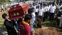 Salah satu desa di Negombo, Sri Lanka, berderai air mata ketika warga setempat menguburkan puluhan korban yang tewas akibat serangan bom di Gereja St. Sebastian tepat di Hari Paskah Minggu (21/4) lalu. Foto: REUTERS/Athit Perawongmetha