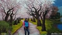 Banyak wisatawan yang berfoto dengan lukisan pohon sakura ini (Eko Susanto/detikTravel)