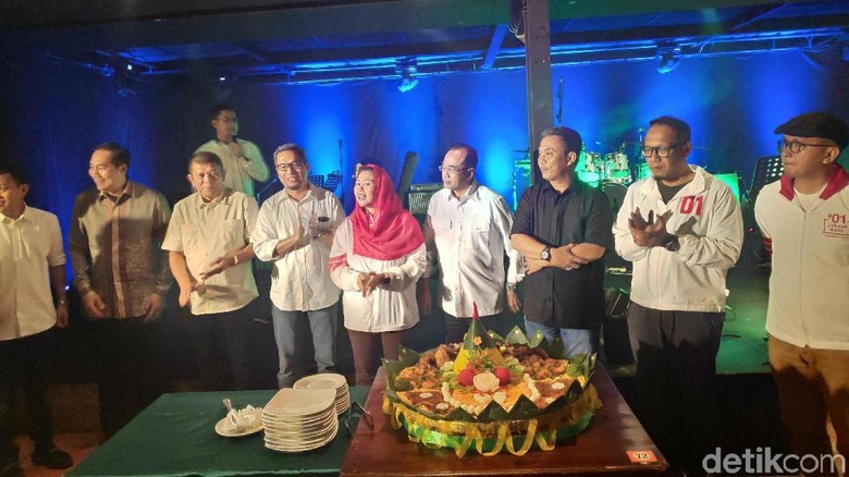 Jokowi Unggul Sementara, TKN Gelar Tasyakuran dan Potong Tumpeng Jokowi Unggul Sementara, TKN Gelar Tasyakuran dan Potong Tumpeng