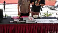 Polisi pun menampilkan sejumlah barang bukti terkait kasus hoax tersebut.