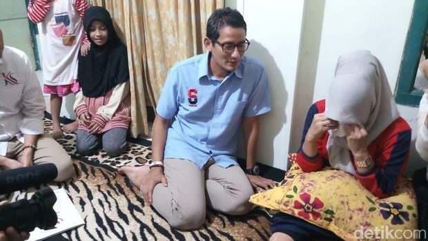 Jenguk Relawan, Sandi: Perjuangan Belum Tuntas, Semangat Tak Boleh Padam