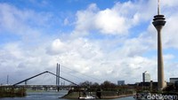 Rhineturm adalah menara tertinggi di Kota Dusseldorf. Tingginya mencapai 240,5 meter. Di ketinggian 168 meter, ada gardu pandang dan bar M168 untuk menikmati pemandangan cantik Dusseldorf (Wahyu Setyo/detikcom)  