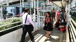 Potret PKL Berjualan di Trotoar dan JPO Sudirman