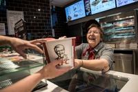 Betah Banget! Wanita Ini Sudah 41 Tahun Bekerja di Restoran Cepat Saji 
