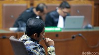 Idrus tampak serius menyimak vonis yang dibacakan hakim.