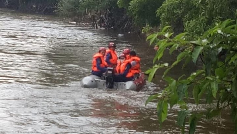 Seorang Bocah Hilang Terseret Arus Saat Renang di Kali Ciliwung Seorang Bocah Hilang Terseret Arus Saat Renang di Kali Ciliwung