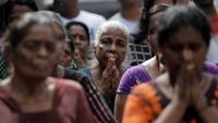 Seluruh wilayah Sri Lanka menggelar momen mengheningkan cipta selama 3 menit untuk menghormati para korban serangan bom saat perayaan Paskah, Selasa (23/4/2019) waktu setempat. Dinuka Liyanawatte/Reuters.