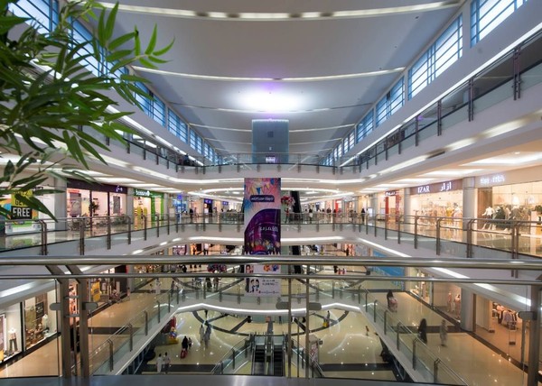 Mal ini terdiri dari 4 lantai dan menampung 350 toko ritel, food court, fun zone, dan tempat parkir. Parkirannya 2 lantai dan mampu menampung 2.200 kendaraan. Adapun luas ttal mal ini adalah 350.000 meter persegi. (Al Qasr Mall/Facebook) Mal ini terdiri dari 4 lantai dan menampung 350 toko ritel, food court, fun zone, dan tempat parkir. Parkirannya 2 lantai dan mampu menampung 2.200 kendaraan. Adapun luas ttal mal ini adalah 350.000 meter persegi. (Al Qasr Mall/Facebook)