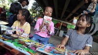 Anak-anak nampak antusias mengikuti lomba mewarnai yang diselenggarakan di RPTRA Sungai bambu.