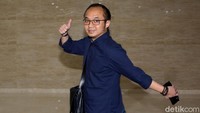 Direktur Eksekutif Charta Politika Indonesia Yunarto Wijaya menyambangi Bareskrim Mabes Polri, Jakarta, Selasa (23/4/2019).