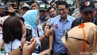 Sandiaga diserbu emak-emak saat tiba di Kantor Kecamatan Penjaringan, Jakarta Utara.