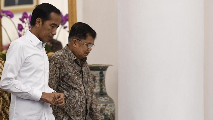 Presiden Joko Widodo (kiri) didampingi Wakil Presiden Jusuf Kalla (kanan) bersiap memimpin Kabinet Paripurna tentang ketersediaan anggaran dan pagu indikatif 2020 di Istana Bogor, Jawa Barat,  Selasa (23/4/2019). Presiden menekankan untuk meningkatkan belanja modal dan mengurangi belanja barang, meminta kementerian memprioritaskan peningkatan kualitas sumber daya manusia melalui pelatihan serta menjaga kestabilan harga kebutuhan pokok menjelang bulan Ramadan. ANTARA FOTO/Puspa Perwitasari/hp.