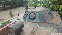 Ada lusinan alutsista lain yang dipajang rapi di taman berbentuk kapal ini seperti kendaraan tempur panser BRDM yang juga buatan Uni Soviet, artileri meriam, ranjau laut, torpedo, rudal anti pesawat, bouyance, jangkar, dan pesawat udara Nomad N-22 (Muhammad Idris/detikcom) 