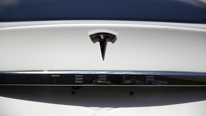 CORTE MADERA, CA - AUGUST 02:  The Tesla logo appears on a brand new Tesla Model S on August 2, 2017 in Corte Madera, California. Tesla will report second-quarter earnings today after the closing bell.  (Photo by Justin Sullivan/Getty Images)