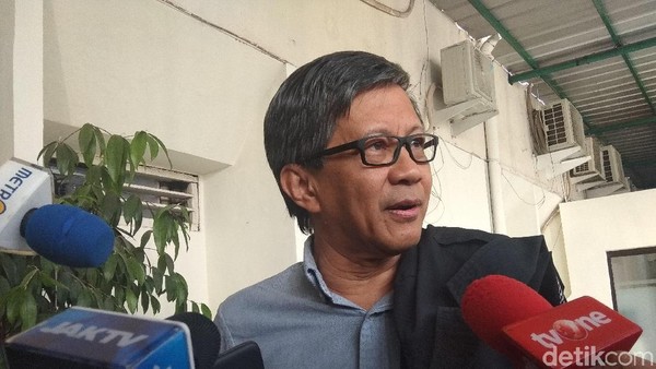 Rocky Gerung Siap Bersaksi di Sidang Ratna Sarumpaet Rocky Gerung Siap Bersaksi di Sidang Ratna Sarumpaet